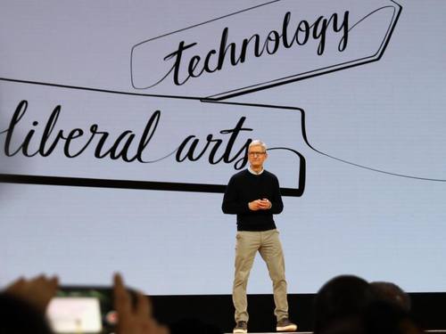 Apple-Chef Tim Cook stellt in Chicago die neue iPad-Version vor. ((Foto: Christoph Dernbach))