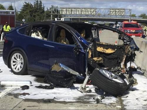 Das Videostandbild zeigt die Unfallszene nach einem tödlichen Unfall mit einem Tesla-Elektroauto auf dem Highway 101. ((Foto: KTVU))