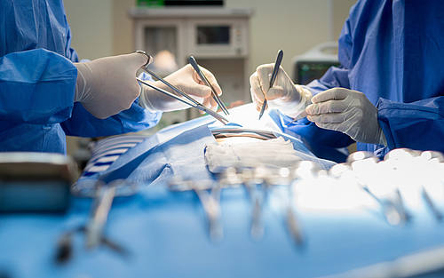 Ärzte operieren einen Patienten