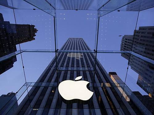 Das Logo von Apple in der Fifth Avenue in New York. Foto: Mark Lennihan/AP
