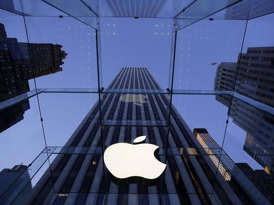 Das Logo von Apple in der Fifth Avenue in New York. Foto: Mark Lennihan/AP