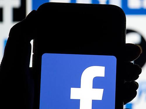 Das Facebook-Logo auf einem Smartphone