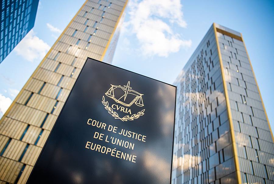 Ein Schild mit der Aufschrift «Cour de Justice de l'union Européene» steht vor dem Europäischen Gerichtshof im Europaviertel.