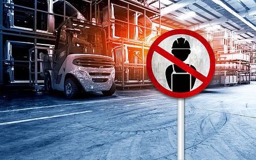 Ein Verbotsschild für menschliche Mitarbeiter in einem Lager