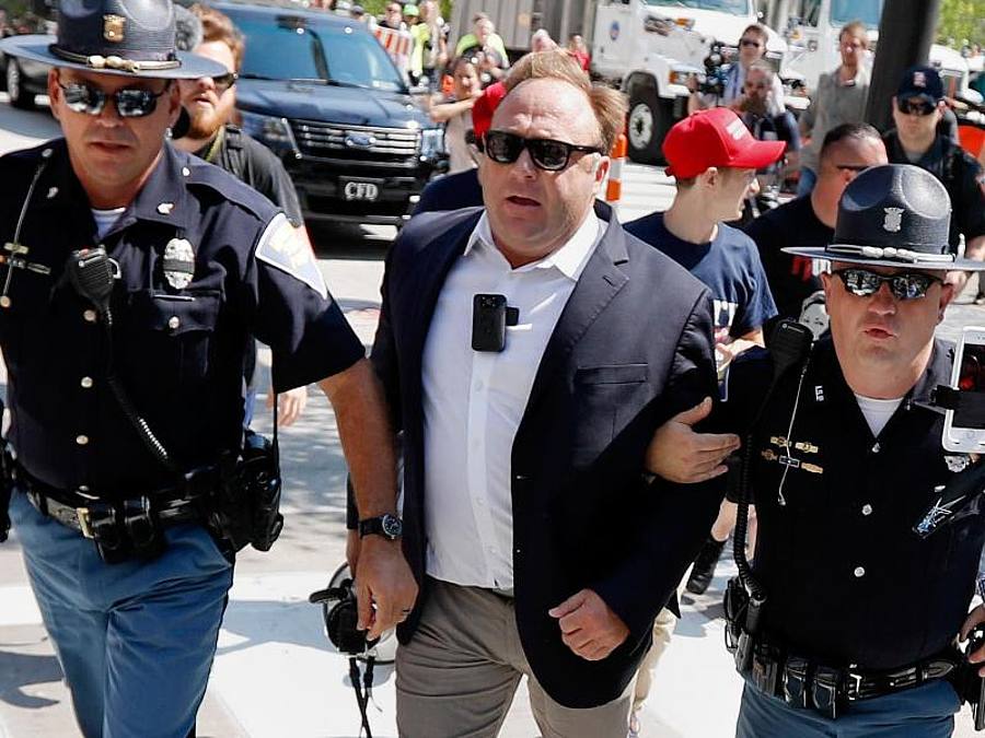 Juli 2016: Alex Jones wird von Polizisten aus einer Gruppe von Demonstranten weggeführt. Foto: John Minchillo/AP