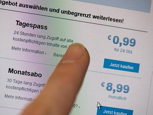Immer öfter führen Zeitungen in ihren Applikationen oder im Internet Bezahlschranken ein. Foto: Lukas Schulze/dpa