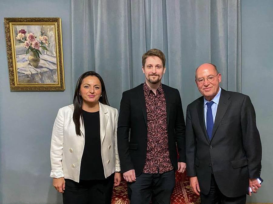 Die von der Linken-Bundestagsfraktion veröffentlichte Aufnahme zeigt Sevim Dagdelen (l) und Gregor Gysi (r) zusammen mit dem US-Whistleblower Edward Snowden. Foto: ---/Sevim Dagdelen/dpa