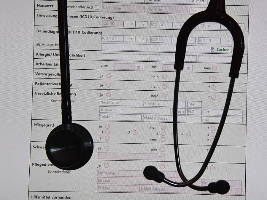 In einem Behandlungszimmer einer Praxis hängt ein Stethoskop vor einer auf einem Bildschirm dargestellten elektronischen Patientenakte (ePA). Foto: Stefan Sauer/ZB/dpa