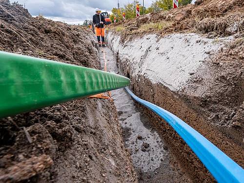 Glasfaserkabel werden in die Erde verlegt. Foto: Armin Weigel/dpa