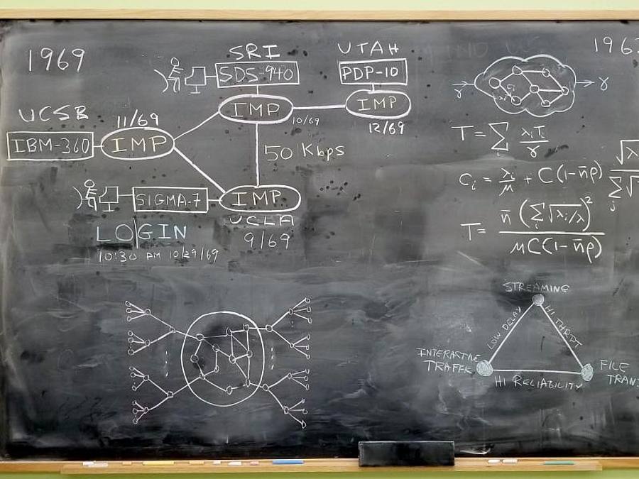 Die Aufnahme zeigt eine Tafel in der Boelter Hall der Universität UCLA mit Faksimiles einiger der Gleichungen und Schaltpläne, die 1969 zum Arpanet führten. Foto: -/UCLA/dpa