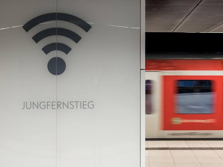 Eine S-Bahn in Hamburg: Reisende im Fernverkehr sollen bei ihrer Ankunft am Bahnhof bald nicht extra in ein neues Netz einwählen müssen. Foto: Daniel Bockwoldt/dpa