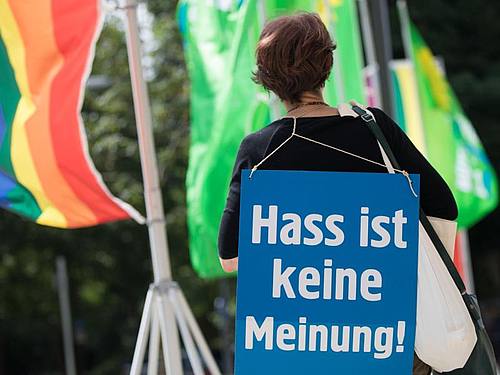Protest gegen Hassnachrichten im Netz. Foto: Frank Rumpenhorst/dpa/Symbolbild