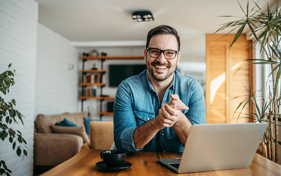 Zufriedener Mitarbeiter im Homeoffice