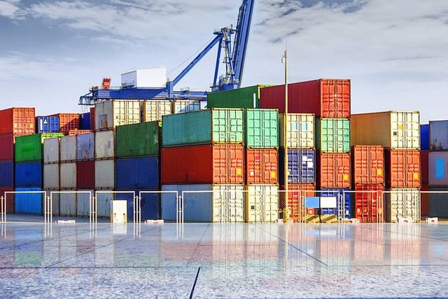 Frachtcontainer auf Überseeschiff