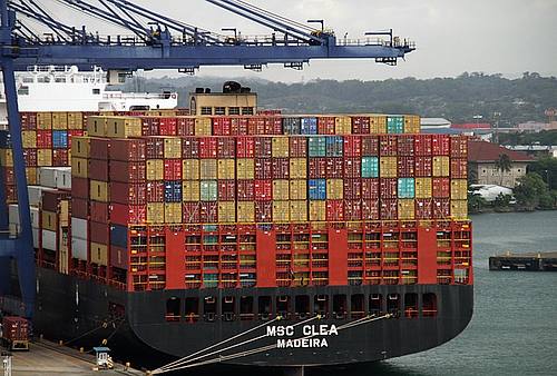 Schiff mit vielen Containern