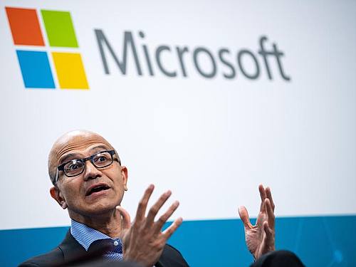 Microsoft-Chef Satya Nadella ist für die Entwicklerkonferenz Build diesmal allein in einem Büro. Foto: Bernd von Jutrczenka/dpa