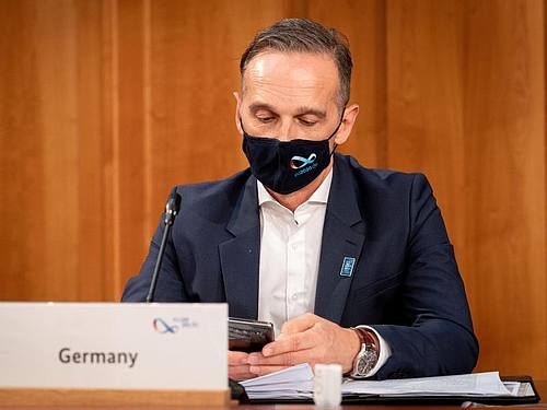 Außenminister Heiko Maas (SPD) checkt wahrscheinlich seine Nachrichten, möglicherweise spielt er aber auch ein Videospiel während der der Gespräche der EU-Außenminister in Berlin. Foto: Kay Nietfeld/dpa