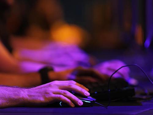 Viele Deutsche spielen gern Computerspiele. Doch bei der Games-Entwicklung hapert es. Das will die Bundesregierung ändern. Foto: Oliver Berg/dpa