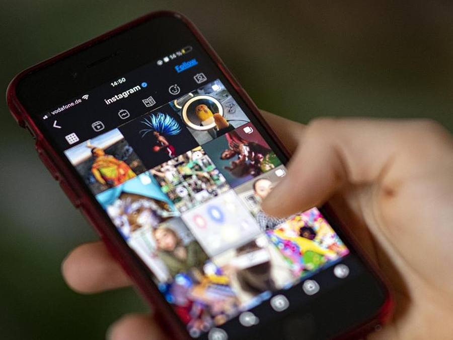 Auf dem Bildschirm eines Smartphones sieht man die Timeline in der App Instagram. Foto: Fabian Sommer/dpa