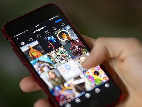 Auf dem Bildschirm eines Smartphones sieht man die Timeline in der App Instagram. Foto: Fabian Sommer/dpa
