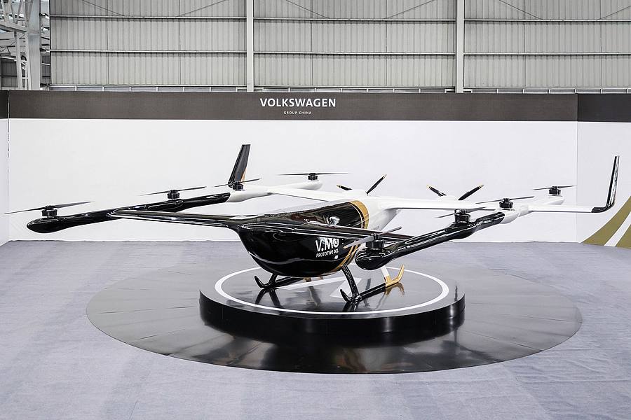 Die Passagierdrohne V.MO bei ihrer Vorstellung in China. Das Flugtaxi, das von VW den Spitznamen «Fliegender Tiger» bekommen hat, verfügt über acht Rotoren für den Auftrieb und zwei weitere Propeller für den horizontalen Flug.