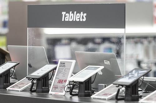 Tablets in einem Elektronikmarkt.