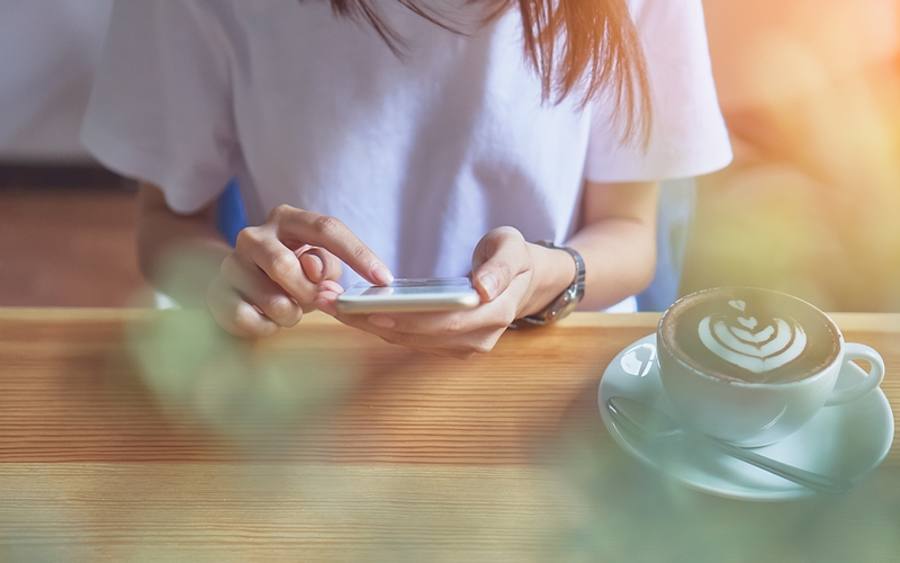 Frau bedient Smartphone