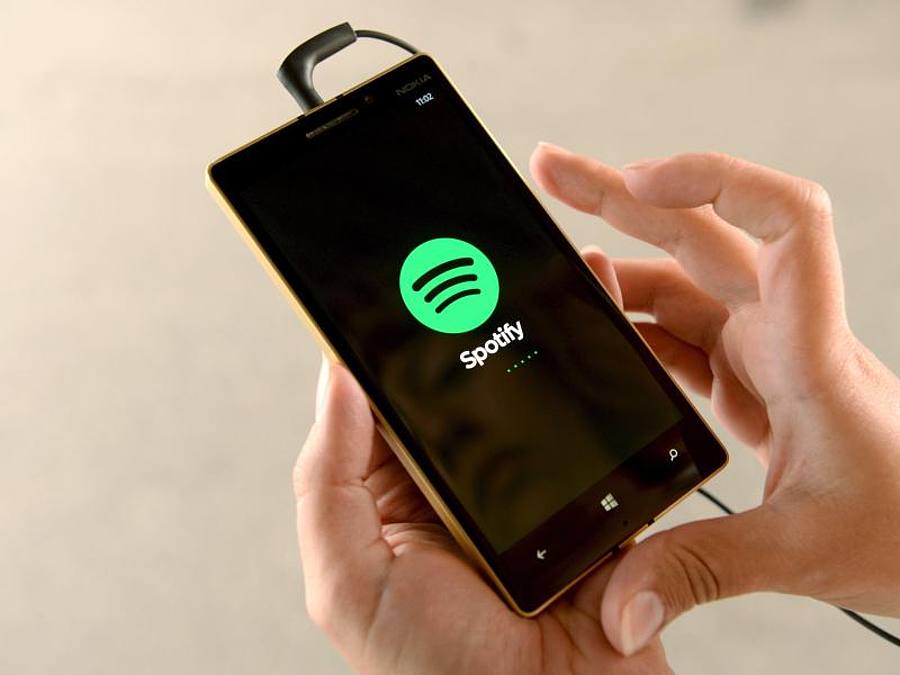 Ein Smartphone mit dem Spotify-Logo