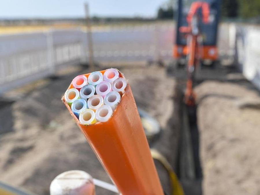 Farbige Leerrohre, in die später Glasfaserkabel verlegt werden, auf einer Baustelle in Brandenburg. Foto: Patrick Pleul