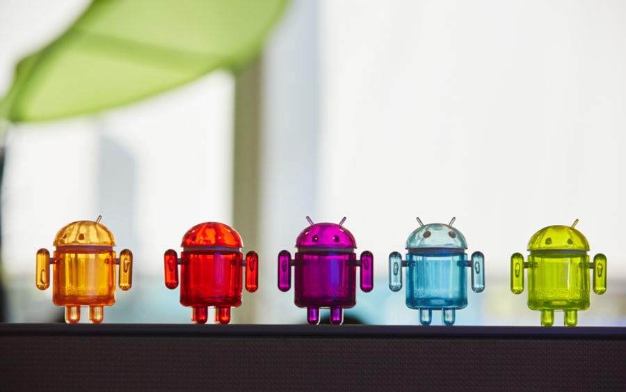 Android-Figuren in einem Büro