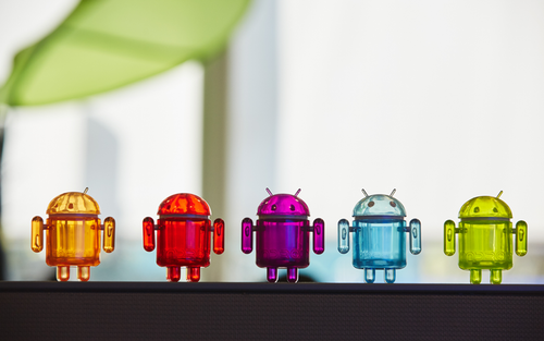 Android-Figuren in einem Büro
