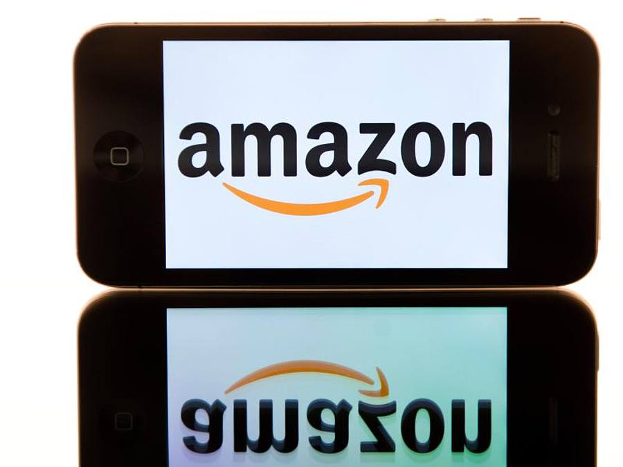Ein Smartphone mit dem Amazon-Logo