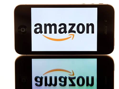 Ein Smartphone mit dem Amazon-Logo