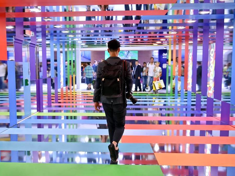 Besucher auf der Elektronikmesse IFA, die Corona-bedingt in diesem Jahr als kleine Fachveranstaltung geplant ist. Foto: Britta Pedersen/dpa-Zentralbild/dpa