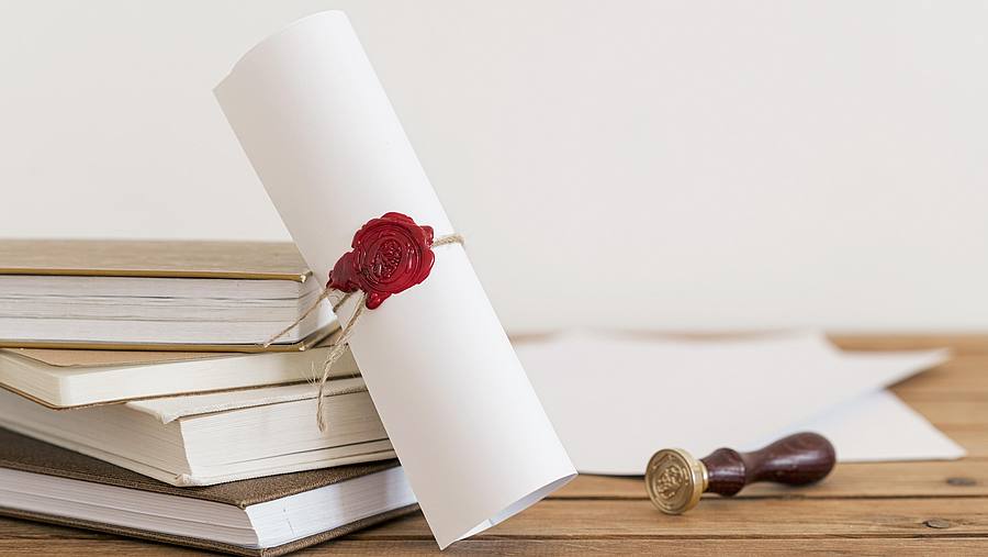 Altertümliche Papierrolle mit Siegel