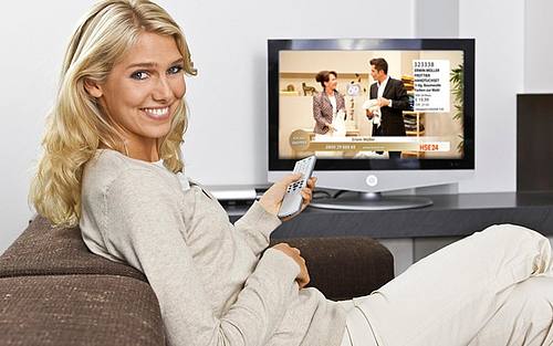Frau vorm TV, Bildquelle: HSE24