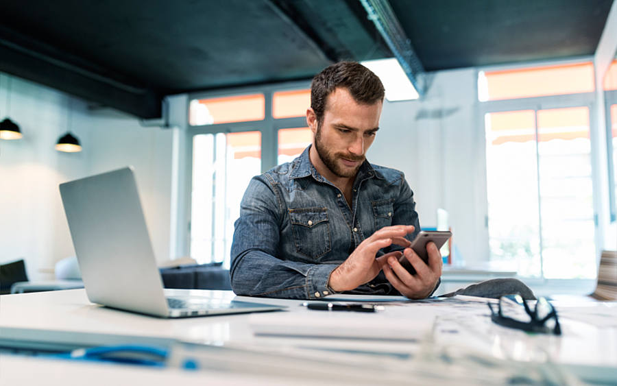 Ein junger Start-up-Gründer am Schreibtisch