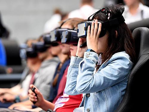Auf der IFA in Berlin: Mit 360-Grad-Brillen durch virtuelle Welten. Foto: Maurizio Gambarini