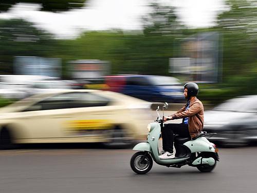 Fahrt auf einem unu Elektroroller in Berlin. Die E-Roller gehen nun ins Netz. Foto: Jens Kalaene