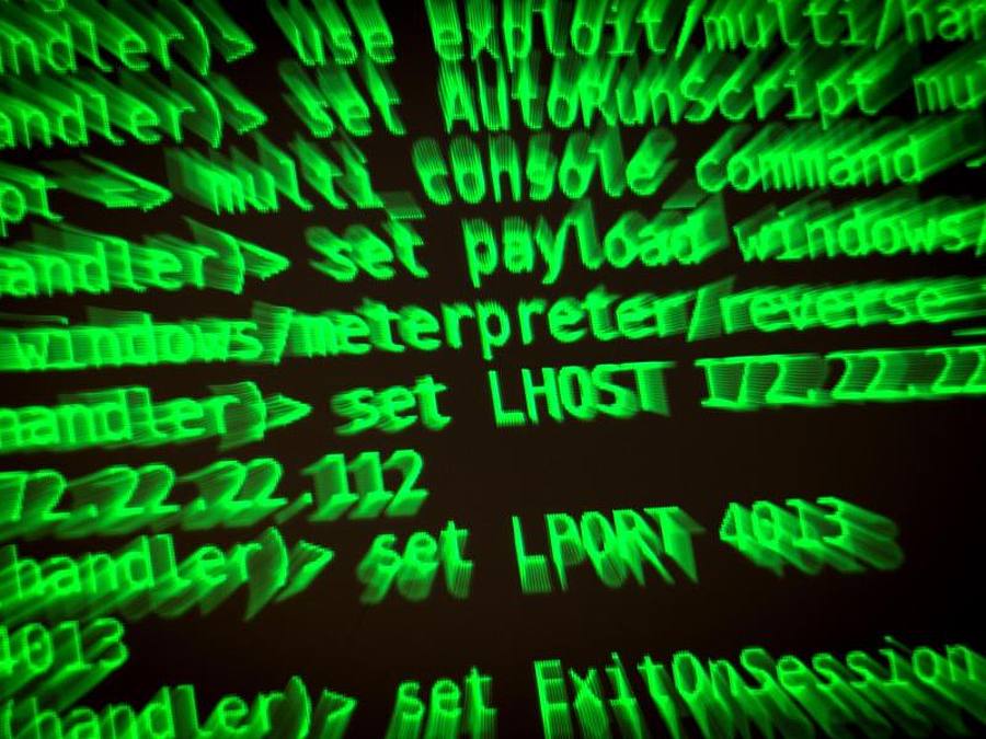 Buchstaben und Zahlen leuchten auf einem Bildschirm, auf dem ein Hackerwerkzeug läuft. Foto: Sina Schuldt/dpa/Archiv