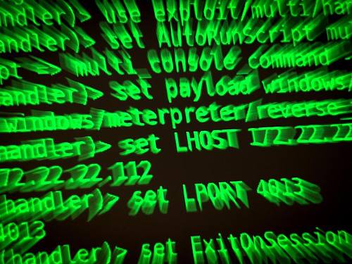 Buchstaben und Zahlen leuchten auf einem Bildschirm, auf dem ein Hackerwerkzeug läuft. Foto: Sina Schuldt/dpa/Archiv
