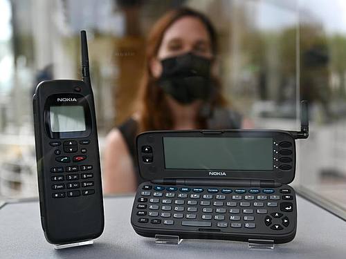 Zwei Exemplare des «Nokia 9000 Communicator» sind am Eingang des Frankfurter Museums für Kommunikation zur Online-Ausstellung «Smartphone.25 - Erzähl mal!» in einer Vitrine ausgestellt. Foto: Arne Dedert/dpa