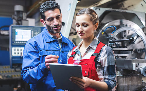 Servicetechniker vor Anlage