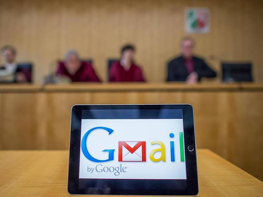 Frontansicht ein Tablet-Computers mit geöffneter Google-Mail-Anwendung