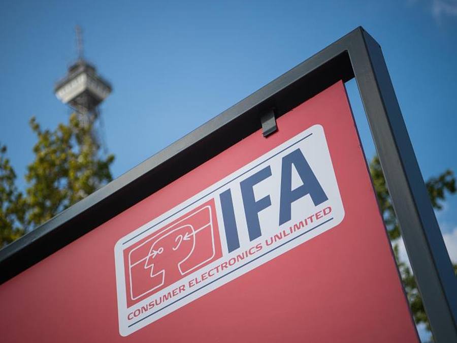 Ein Werbeplakat der Fachmesse für Unterhaltungselektronik und Haushaltsgeräte IFA steht vor dem Berliner Funkturm. Foto: Arne Immanuel Bänsch/dpa