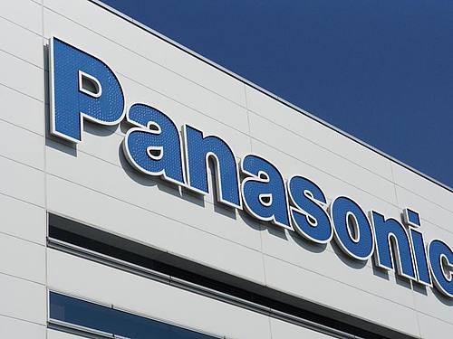 Logo des japanischen Elektronikkonzerns Panasonic auf einem Fabrikgebäude. Foto: Christoph Dernbach/dpa