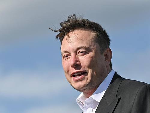 Elon Musk hatte im vergangenen Jahr einen Prototypen demonstriert, den Neuralink zunächst an Schweinen testete. Foto: Patrick Pleul/dpa-Zentralbild/ZB