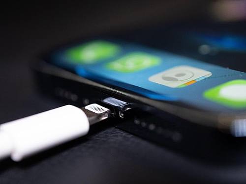 Das Smartphone ist kaputt? Einfach weg damit? Nein, meistens lässt es sich reparieren. Foto: Mohssen Assanimoghaddam/dpa