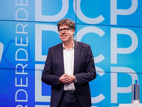 Michael Kellner ist bei der Verleihung des Deutschen Computerspielpreises 2022 als Laudator dabei. Foto: Matthias Balk/dpa