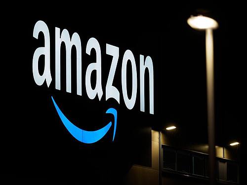 Das Amazon-Logo ist auf der Fassade eines Sortierzentrums zu sehen. Foto: Soeren Stache/dpa-Zentralbild/dpa